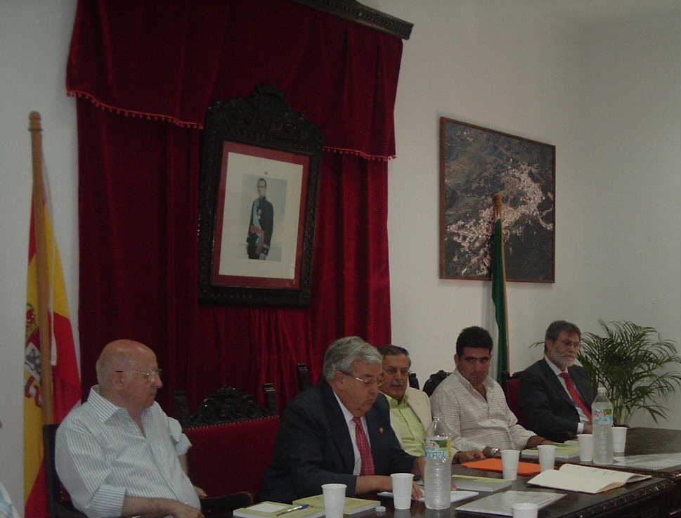 Salvador expone su trabajo.
